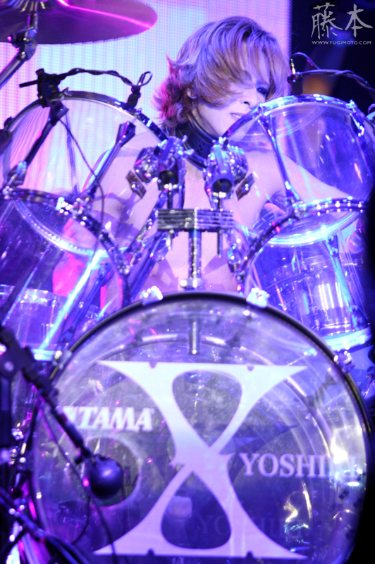 Yoshiki_playing_drums