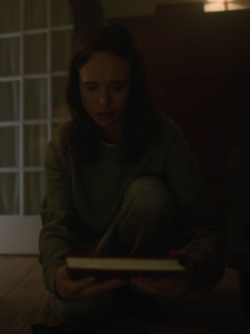 Vanya trova il registro di Reginal Hargreeves a casa di Leonard nel sesto episodio della prima stagione