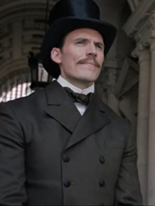 Sam Claflin nel ruolo di Mycroft Holmes