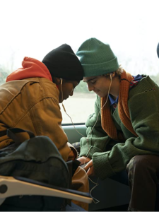 Caitlin e Fraser in una scena di We Are Who We Are