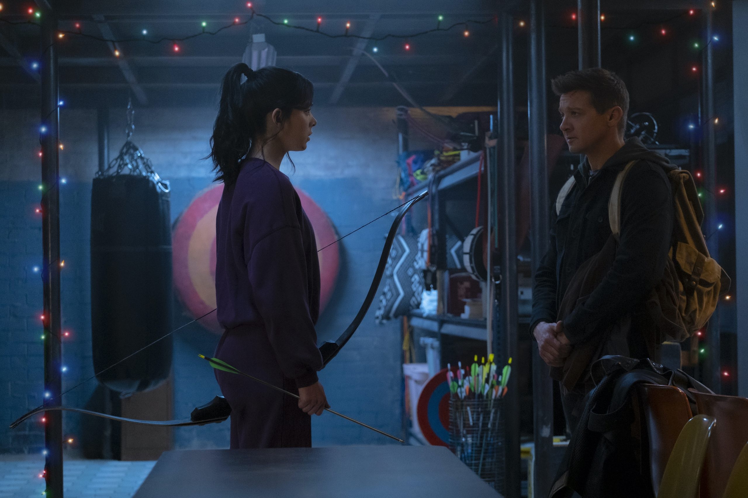 (L-R) Kate Bishop (Hailee Steinfeld) and HawkeyeClint Barton (Jeremy Renner) in Marvel Studios' HAWKEYE, exclusively on Disney+. Photo by Chuck Zlotnick. ©Marvel Studios 2021. All Rights Reserved.