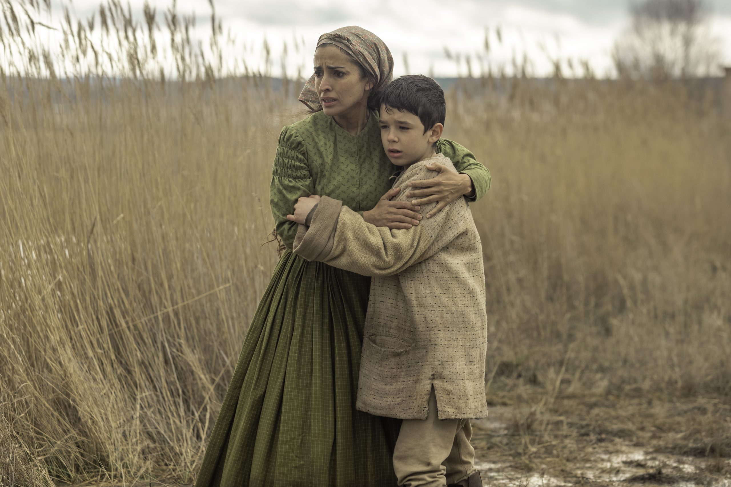 LA BESTIA (L to R) INMA CUESTA as LUCÍA, ASIER FLORES as DIEGO in LA BESTIA. Cr. LANDER LARRAÑAGA/NETFLIX © 2021