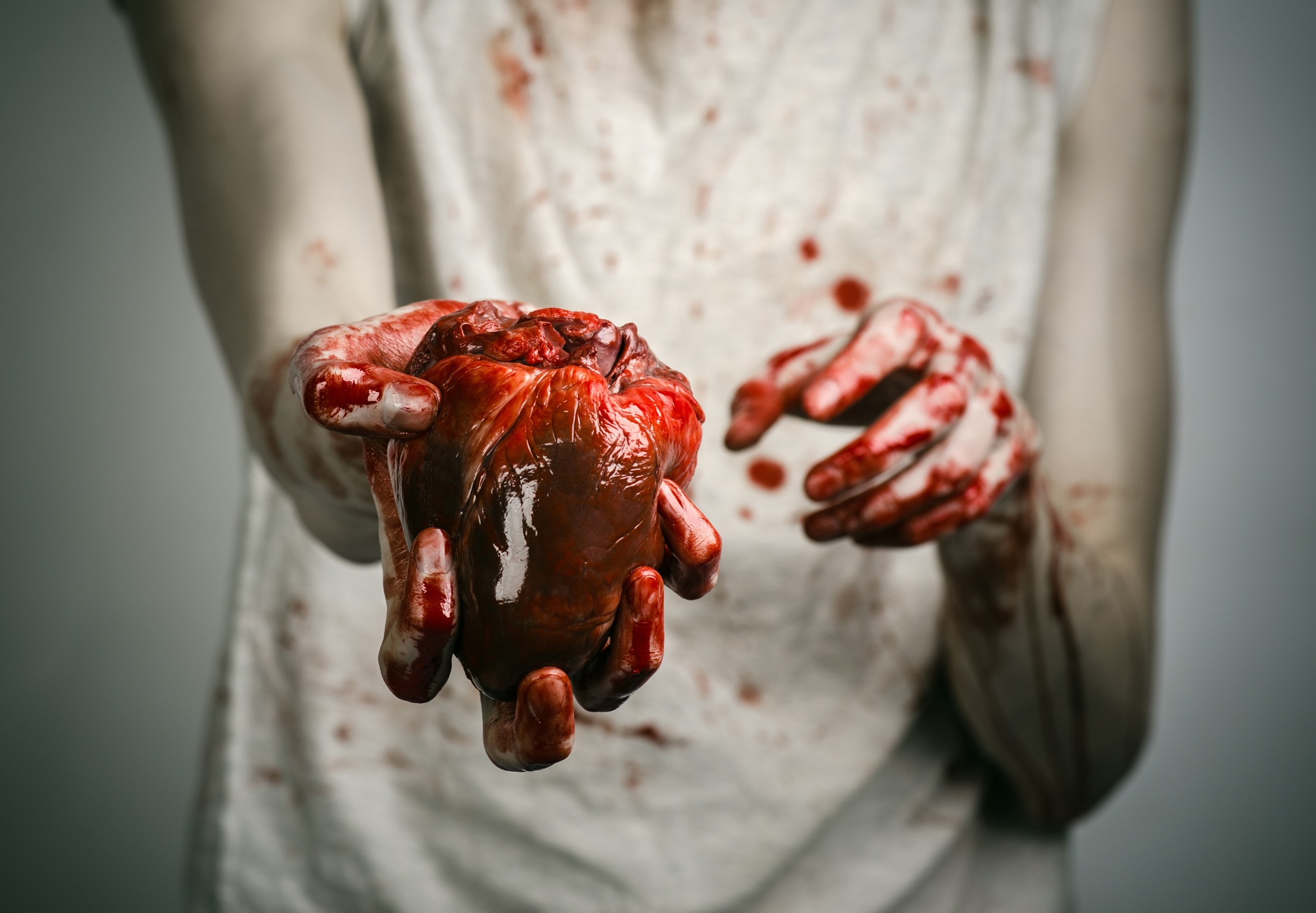 vampirismo criminale immagine di copertica con donna che regge un cuore insanguinato