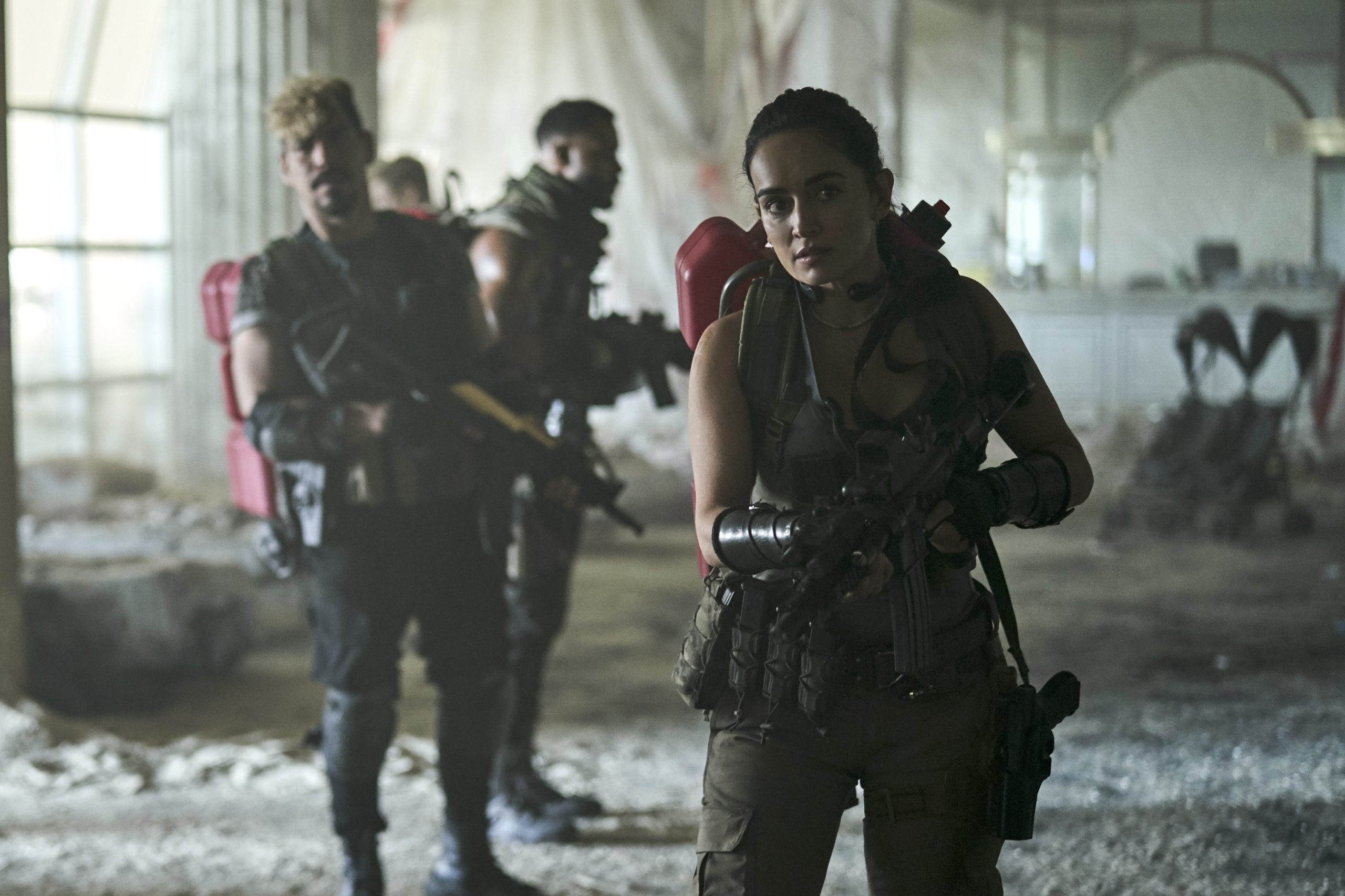 ARMY OF THE DEAD (L to R) RAÙL CASTILLO as MICKEY GUZMAN, OMARI HARDWICK as VANDEROHE, ANA DE LA REGUERA as CRUZ in ARMY OF THE DEAD. Cr. CLAY ENOS/NETFLIX © 2021