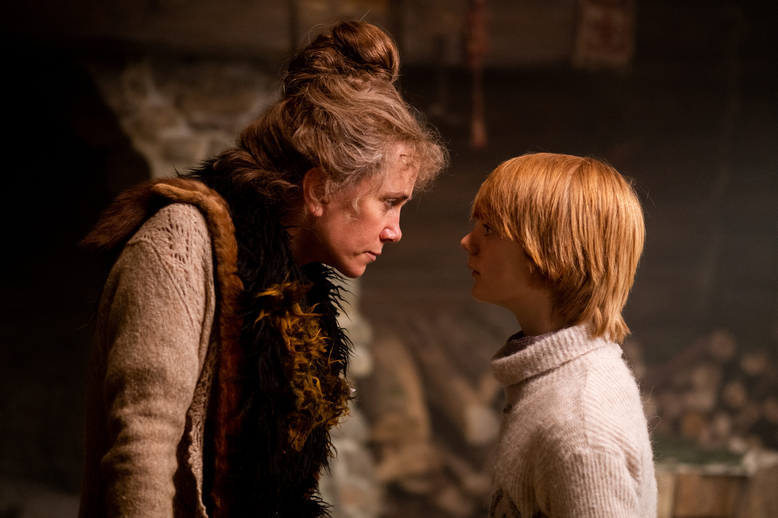 A BOY CALLED CHRISTMAS - (L-R) Kristen Wiig as Aunt Carlotta and Henry Lawfull as Nikolas. Cr: Larry Horricks/NETFLIX © 2021 Netflix US, LLC - Studiocanal SAS