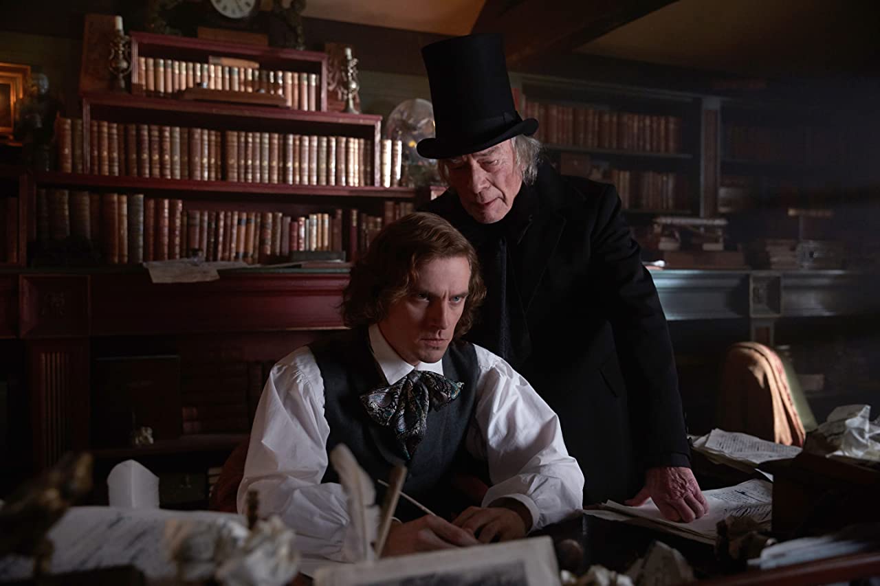 Christopher Plummer and Dan Stevens in Dickens: L'uomo che inventò il Natale (2017)