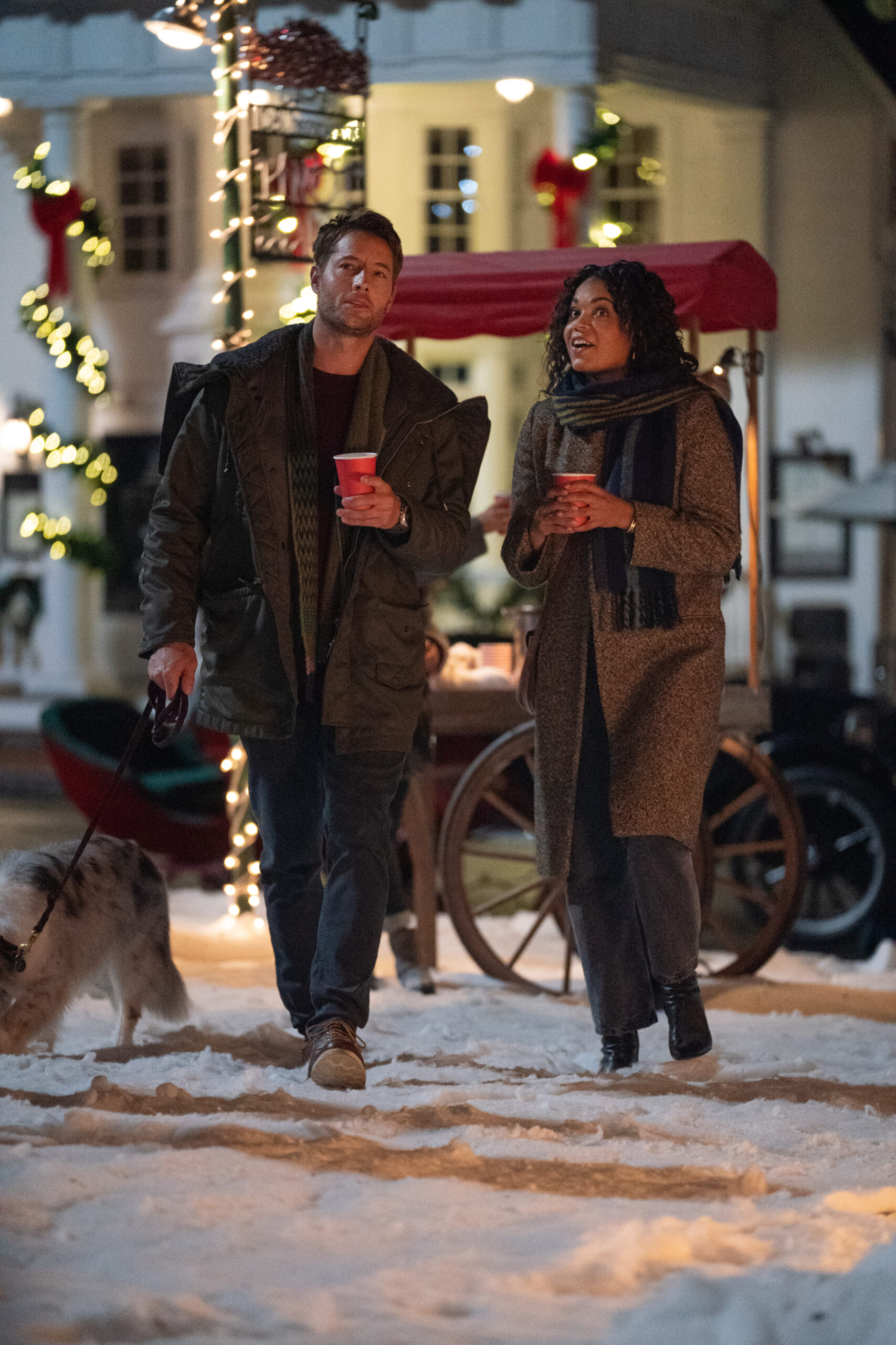 The Noel Diary. (L to R) Justin Hartley as Jake, Barrett Doss as Rachel in The Noel Diary. Cr. KC Bailey/Netflix © 2022.