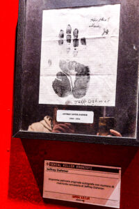 Impronta palmare originale autografata con numero di matricola di Jeffrey Dahmer - Esposizione presso “Serial Killer Exhibition” Milano 2023
