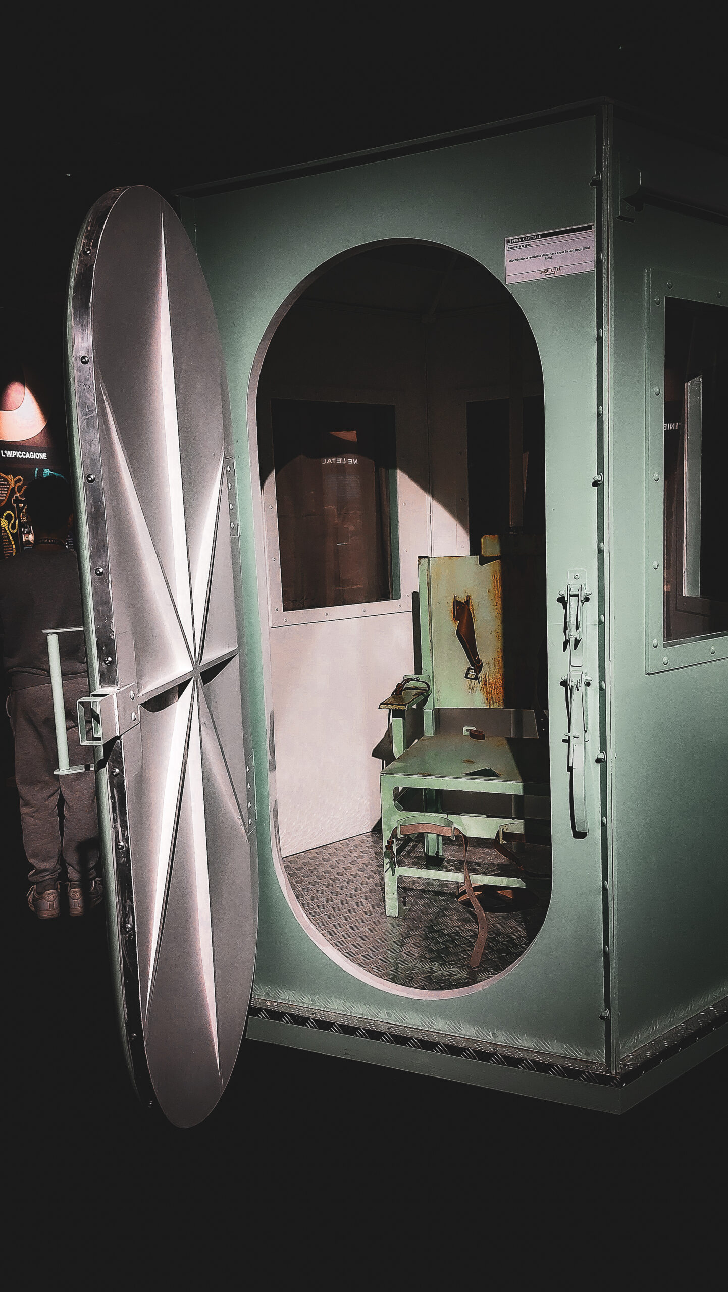 Ricostruzione Camera a gas presso “Serial Killer Exhibition” Milano 2023