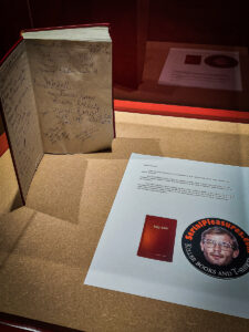 Bibbia firmata da Jeffrey Dahmer dalla collezione di Serial Pleasure in esposizione presso “Serial Killer Exhibition” Milano 2023