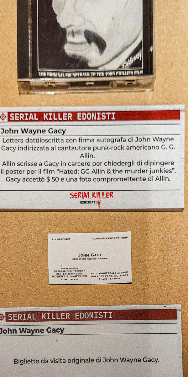 Biglietto da visita di John Gacy in esposizione presso “Serial Killer Exhibition” Milano 2023