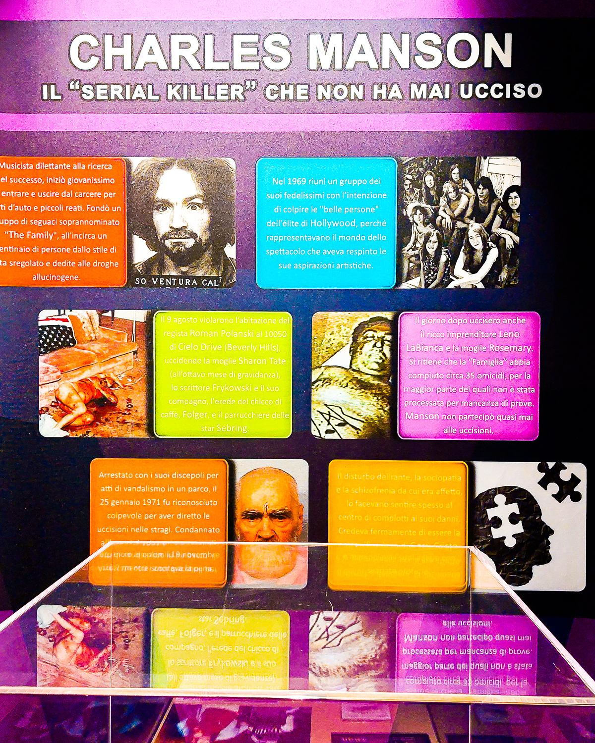 Charles Manson infografica espositiva presso “Serial Killer Exhibition” Milano 2023