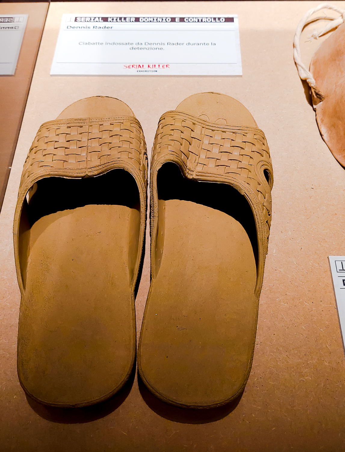 Ciabatte indossate da Dennis Nilsen durante la detenzione in esposizione presso “Serial Killer Exhibition” Milano 2023