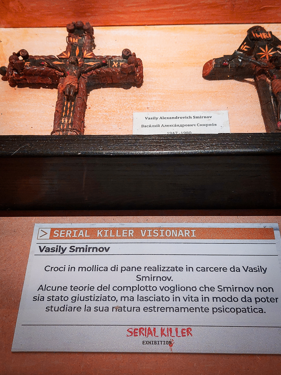 Crocifissi in pane di Vasily Smirnov in esposizione presso “Serial Killer Exhibition” Milano 2023