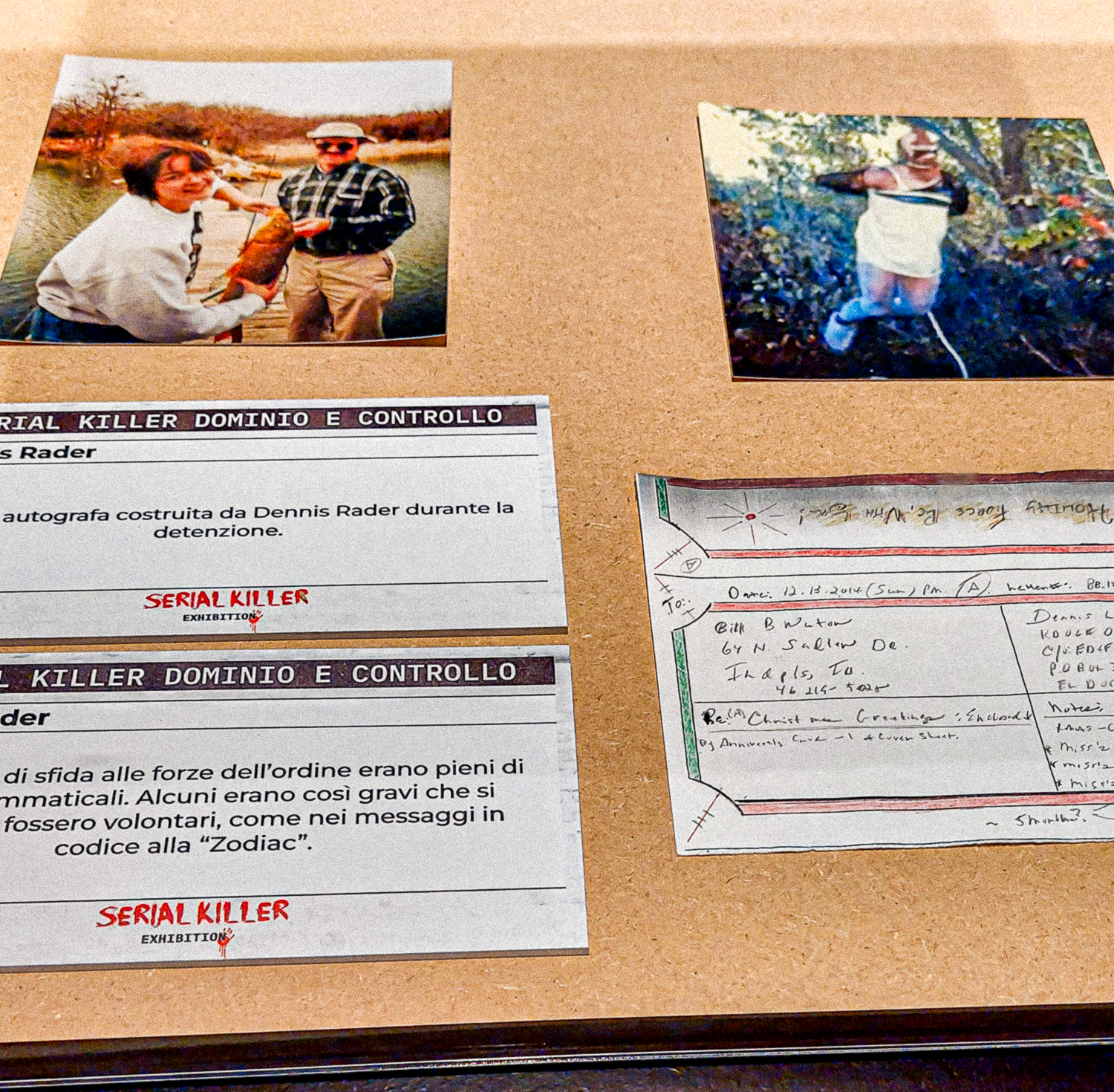 Dennis Rader - foto e biglietto di sfida alle forze dell'ordine in esposizione presso “Serial Killer Exhibition” Milano 2023