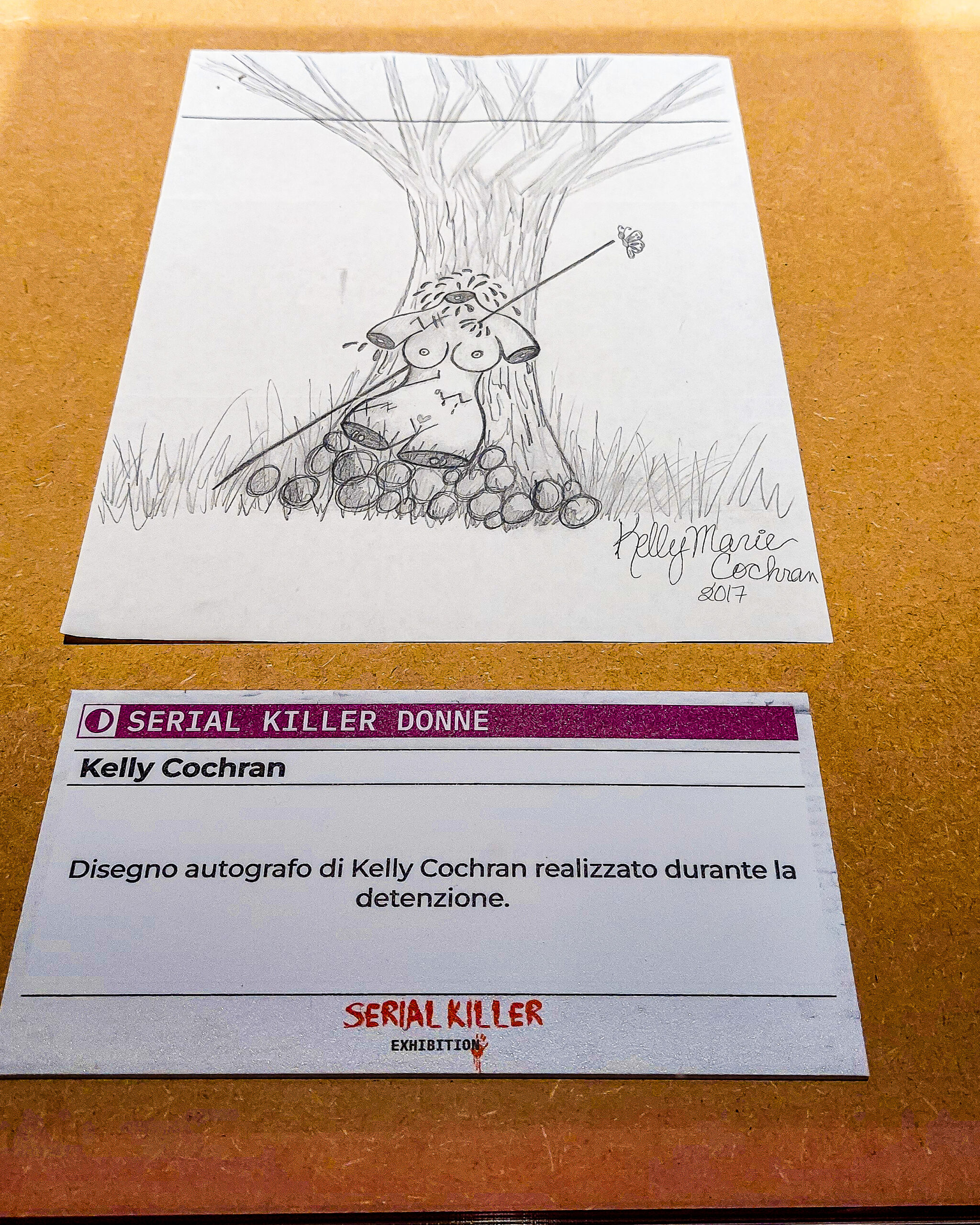 Disegno autografo di Kelly Cochran presso “Serial Killer Exhibition” Milano 2023