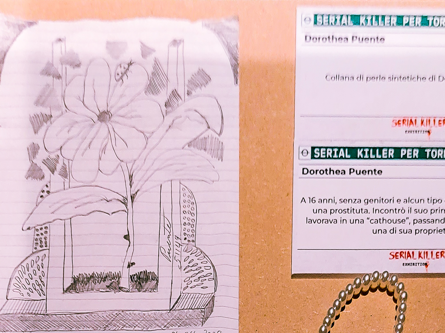 Dorothea Puente - Illustrazione a 16 anni e collana di perle sintetiche in esposizione presso “Serial Killer Exhibition” Milano 2023