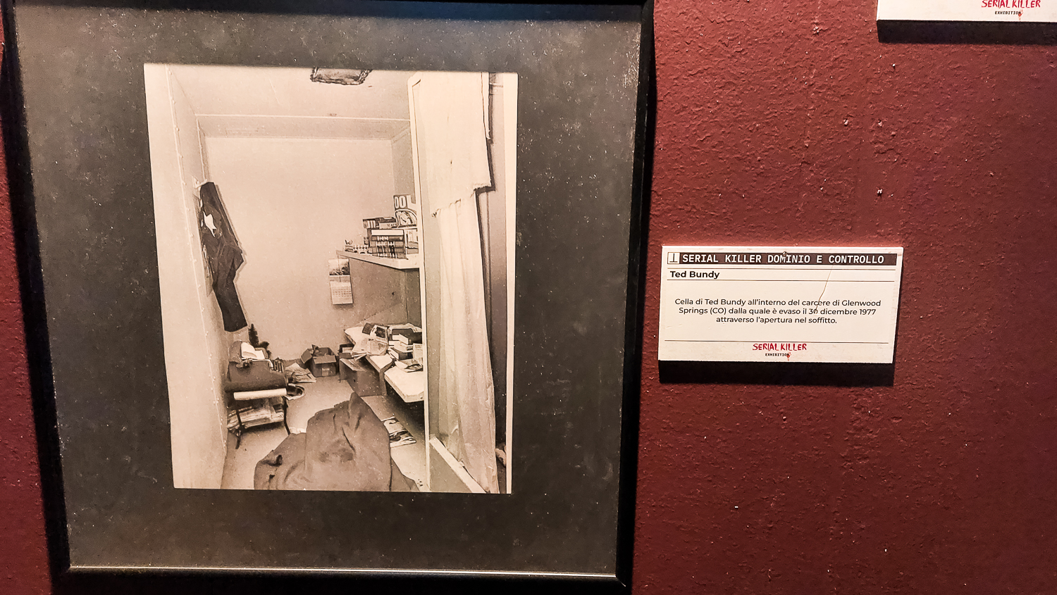 Foto della cella di Ted Bundy in esposizione presso “Serial Killer Exhibition” Milano 2023