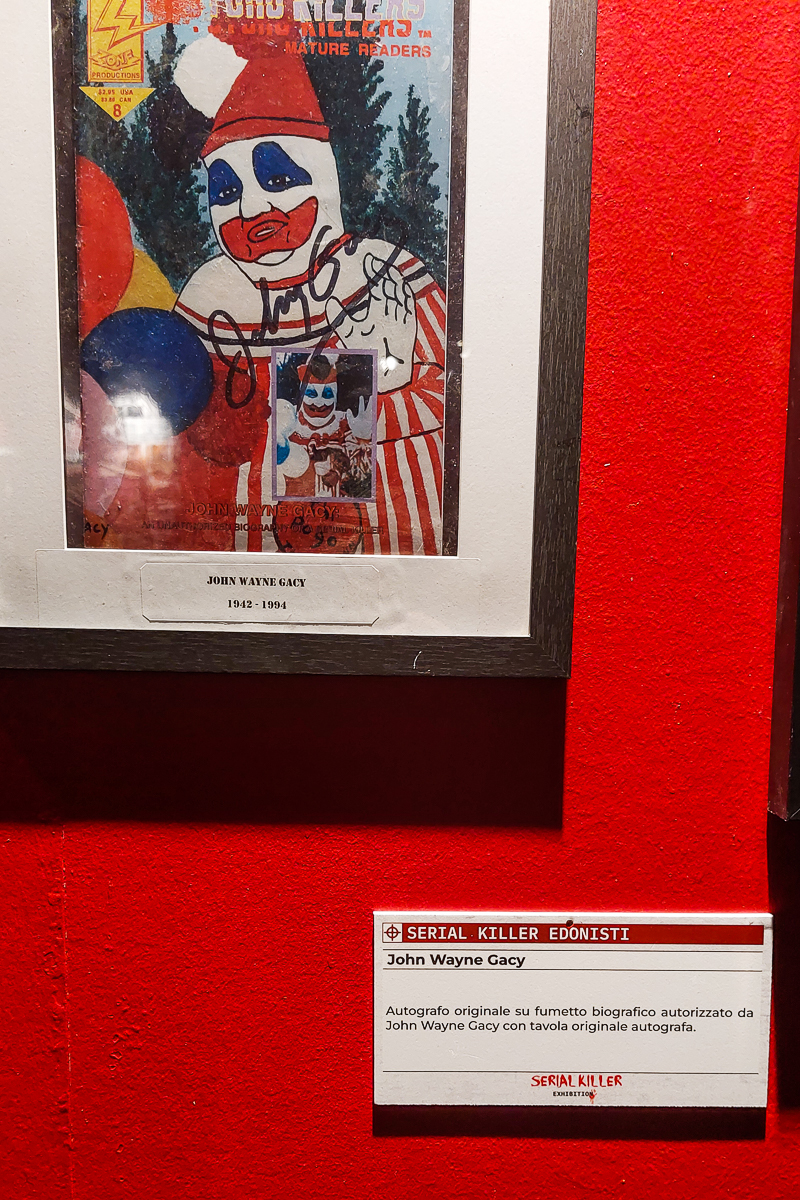 Illustrazione di John Gacy in esposizione presso “Serial Killer Exhibition” Milano 2023