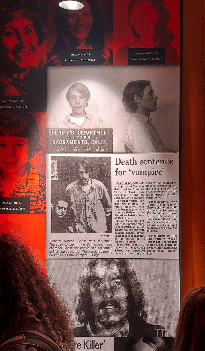 Infografica con articolo di giornale su Richard trenton Chase presso “Serial Killer Exhibition” Milano 2023