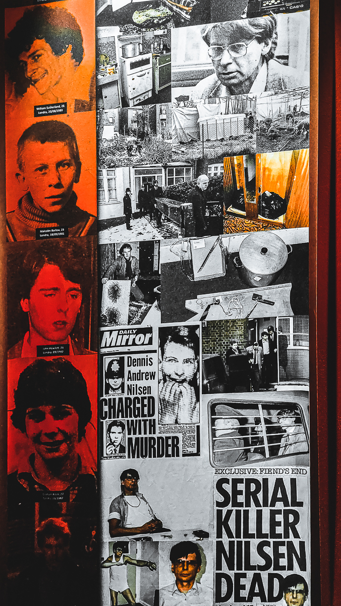 Infografica espositiva sui delitti di Dennis Nilsen presso “Serial Killer Exhibition” Milano 2023