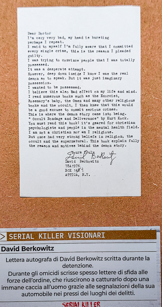 Lettera autografa di David Berkowitz in esposizione presso “Serial Killer Exhibition” Milano 2023