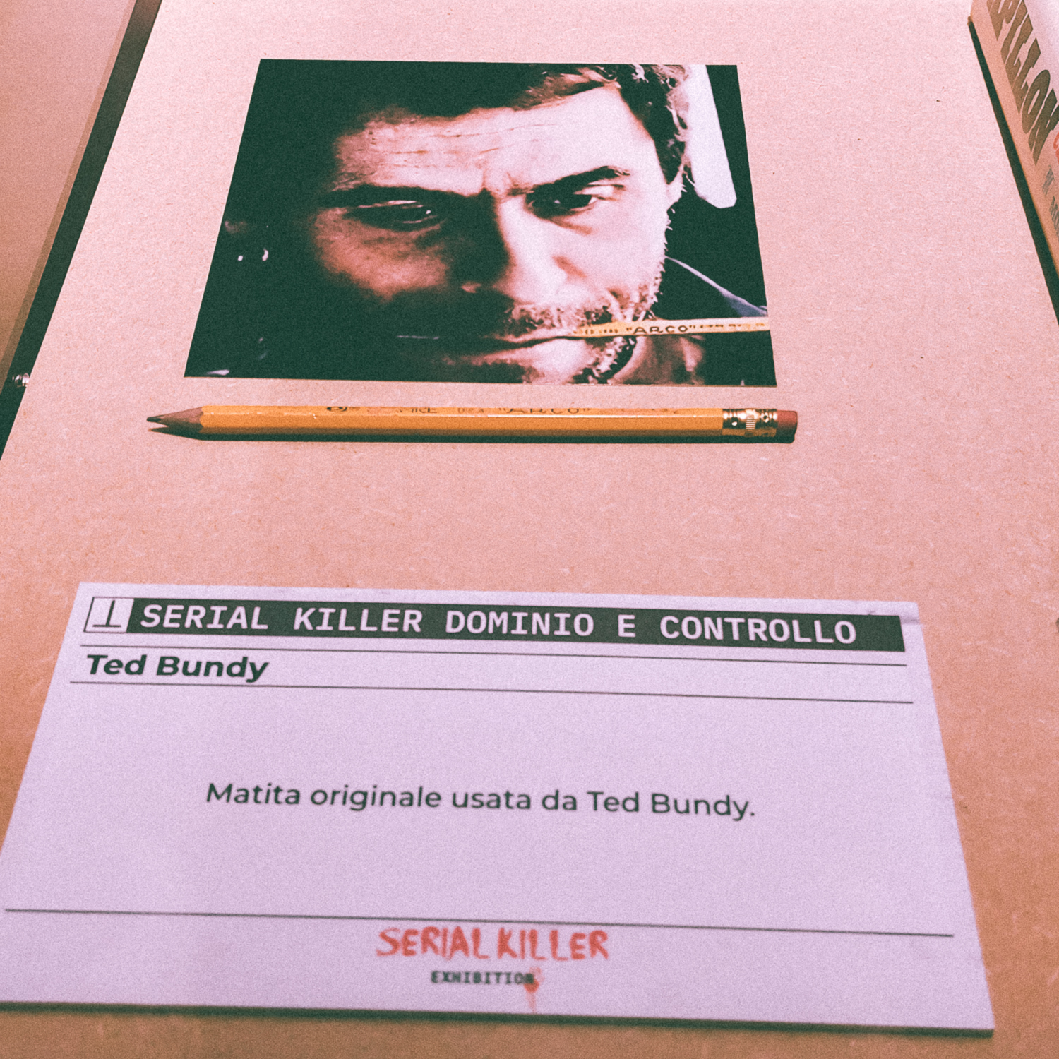 Matita di Theodore Bundy in esposizione presso “Serial Killer Exhibition” Milano 2023