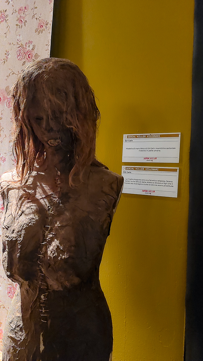 Modello di manufatto di Ed Gain in esposizione presso “Serial Killer Exhibition” Milano 2023