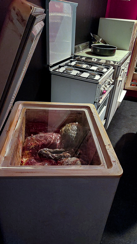 Riproduzione della cucina di Jeffrey Dahmar presso “Serial Killer Exhibition” Milano 2023