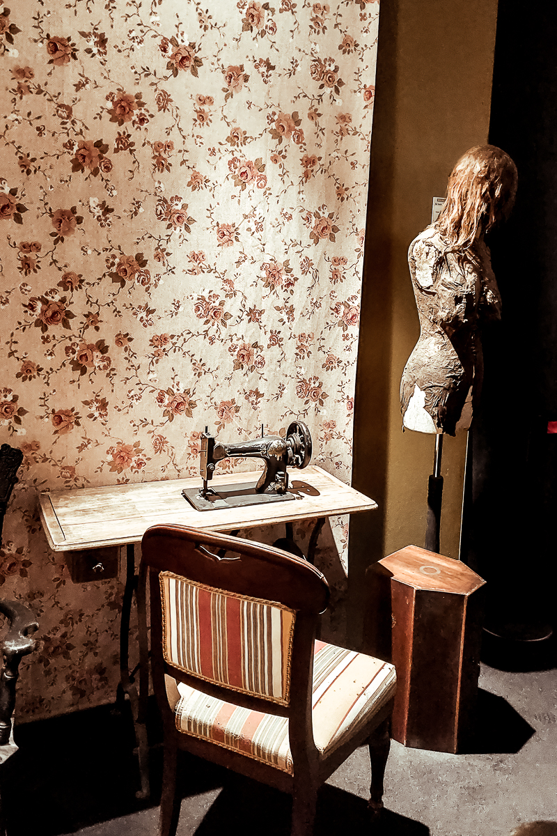 Riproduzione della stanza del cucito di Ed Gain presso “Serial Killer Exhibition” Milano 2023