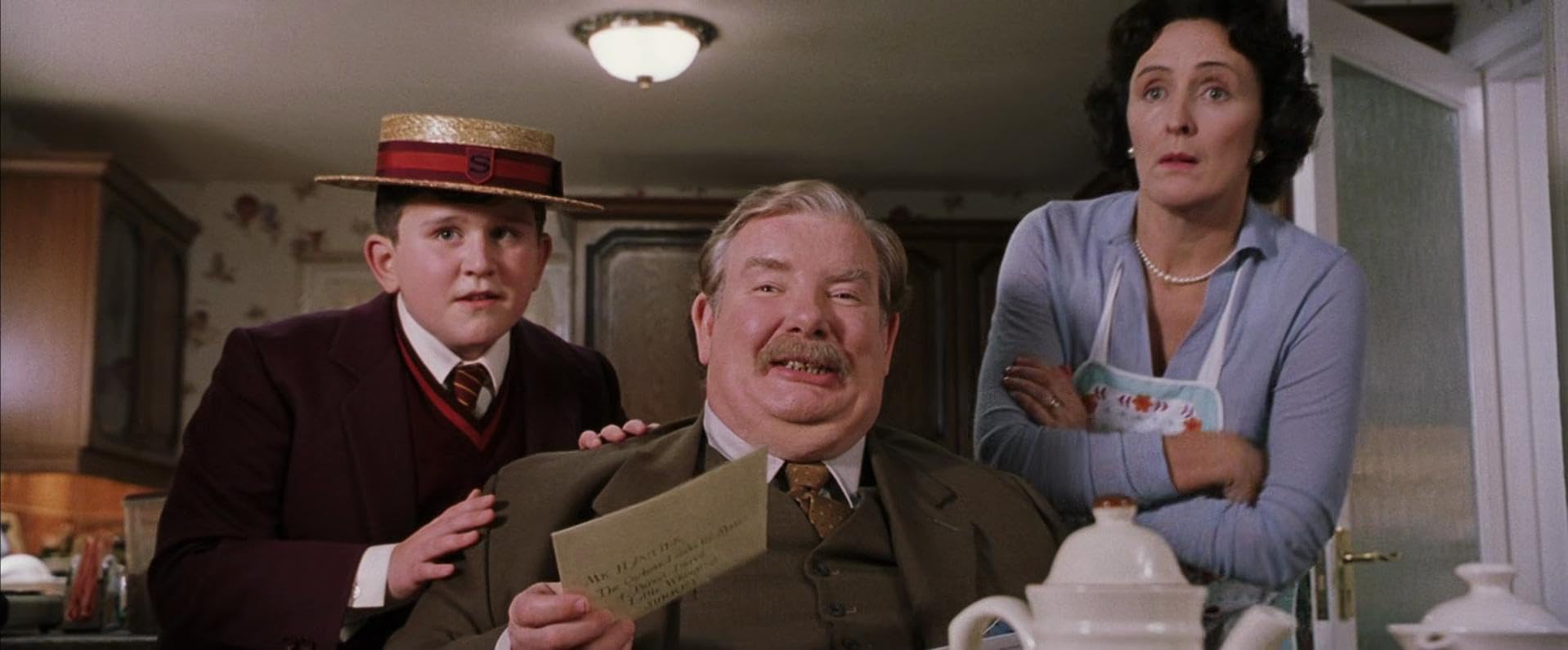 Richard Griffiths, Harry Melling, and Fiona Shaw in Harry Potter e la pietra filosofale (2001)