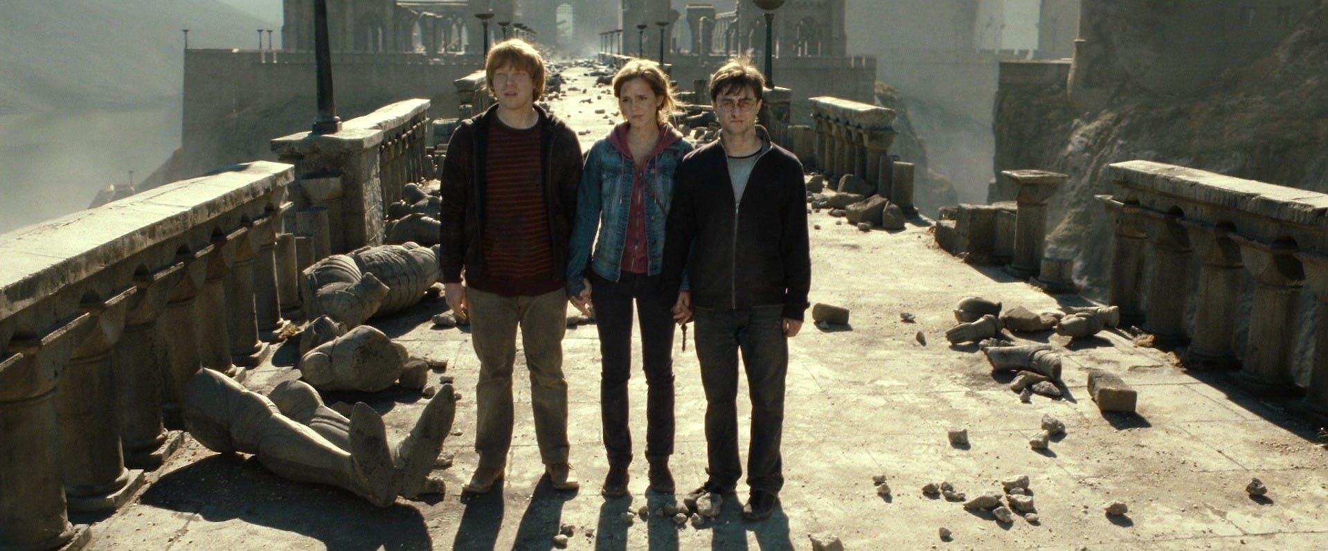 Rupert Grint, Daniel Radcliffe, and Emma Watson in Harry Potter e i Doni della Morte - Parte 2 (2011)