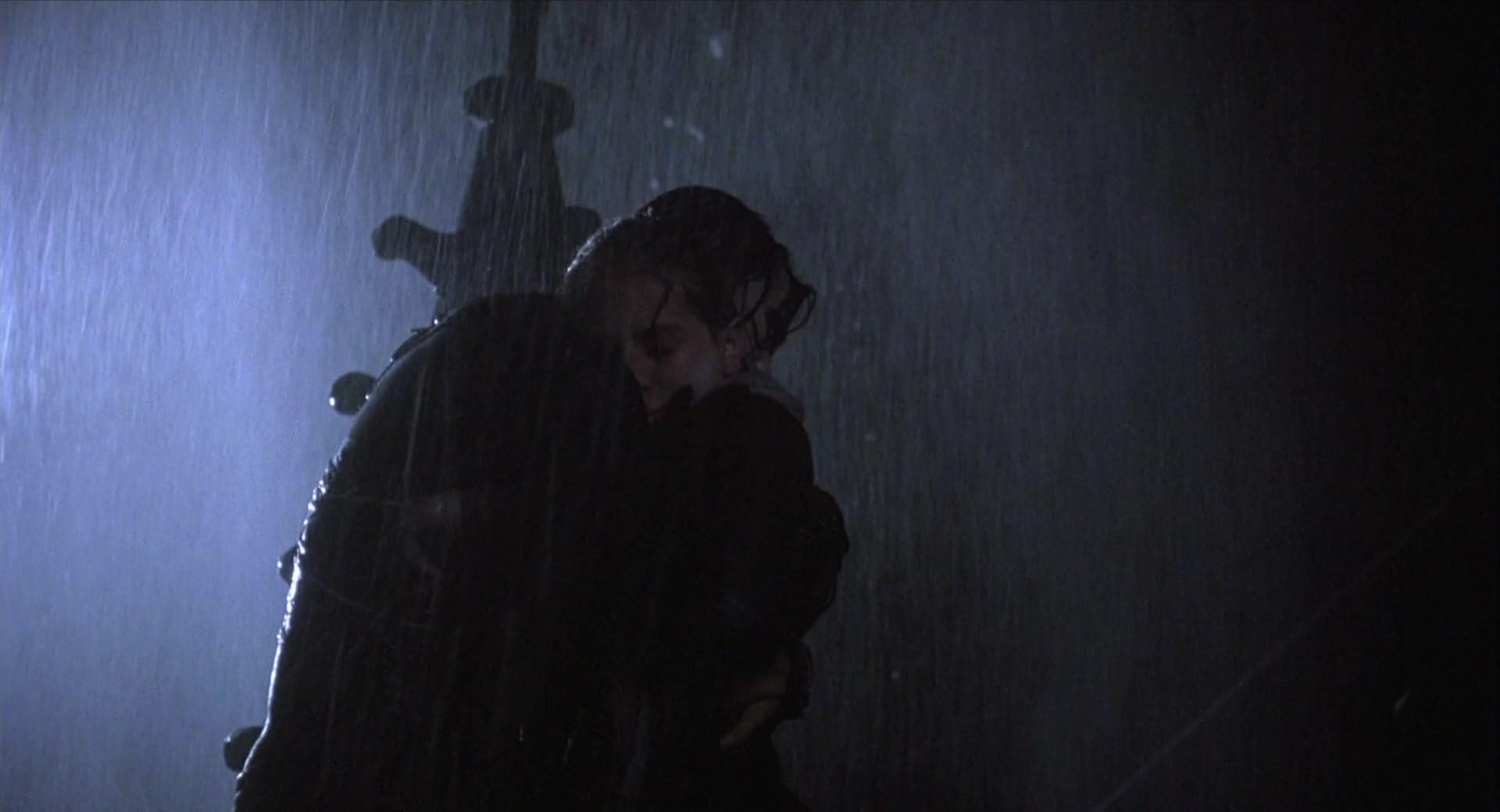 Brandon Lee and Rochelle Davis in Il corvo - The Crow (1994)