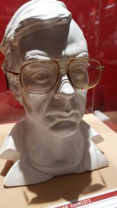 Occhiali originali di Jeffrey Dahmer in esposizione a Serial Killer Exhibition Castelnuovo di Porto 