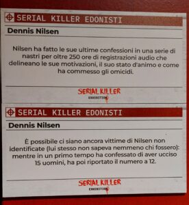 Dennis-Nilsen-infografica-SK-exhibit-2023-Castelnuovo-di-Porto-Roma